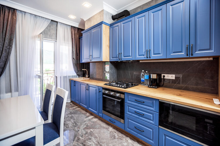 cucina colore blu e bianco